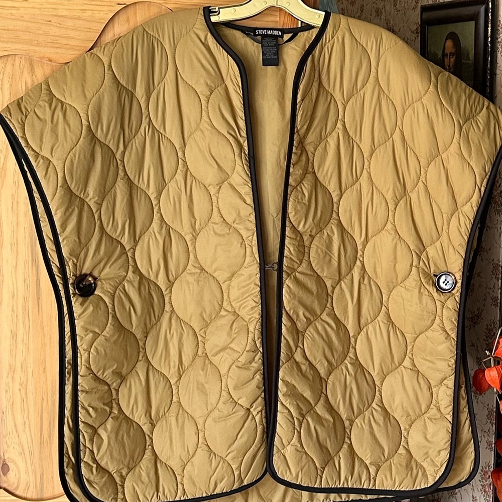 Steve Madden Tan Quilted Cape with Black Edging, one size, front clasp, 29”L $40 - Picture 4 of 4